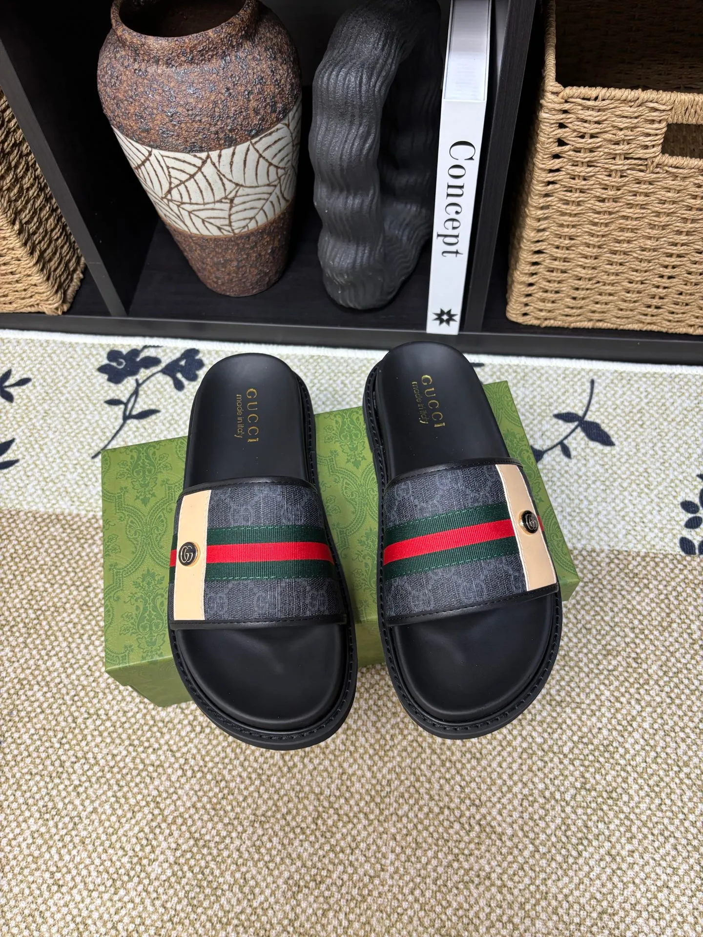 Factory 💰 300 yuan Gucci slippers] high-end men's shoes brand official website 1:1 latest masterpiece: original mold customization, the fabric is made of imported original materials, upgraded outsole, lighter and non-slip. The market's top quality, simple yet tasteful, a must-have for fashionistas, fashionable at your feet, full of confidence, the same style at the counter 👍The season of summer slippers is here. Code: 38-45 (45 customized)